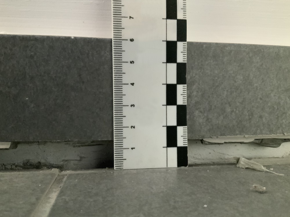 Erhebliche Absenkungen des Randbereichs zur Sockelfliese