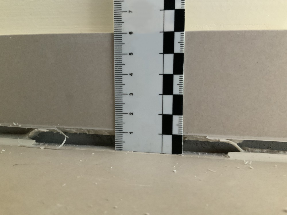 Erhebliche Absenkungen des Randbereichs zur Sockelfliese