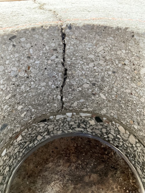 Durchgehender Riss bei einer Verbundkonstruktion