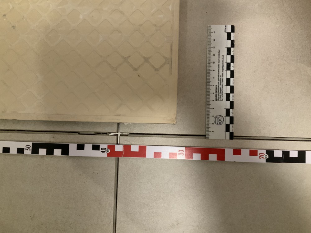 Offene Fugen bei hohlliegenden Fliesen