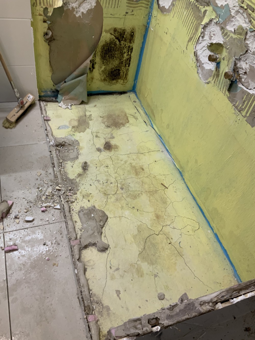 Risse in der Verbundabdichtung unter der Badewanne