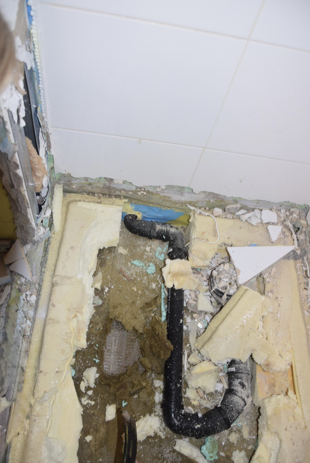 Feuchtigkeit unter dem Wannenträger