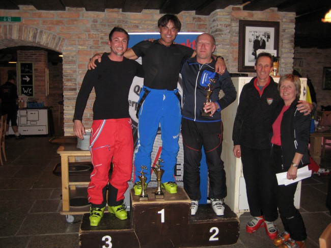 Das Siegerpodest des 1. VÖEH Riesentorlaufs: 1. Platz Werner Menneweger, 2. Platz Karl Schmid, 3. Platz Jürgen Seebacher. Christa Pachler und Franz Böhs vom VÖEH-Vorstand gratulierten herzlich.