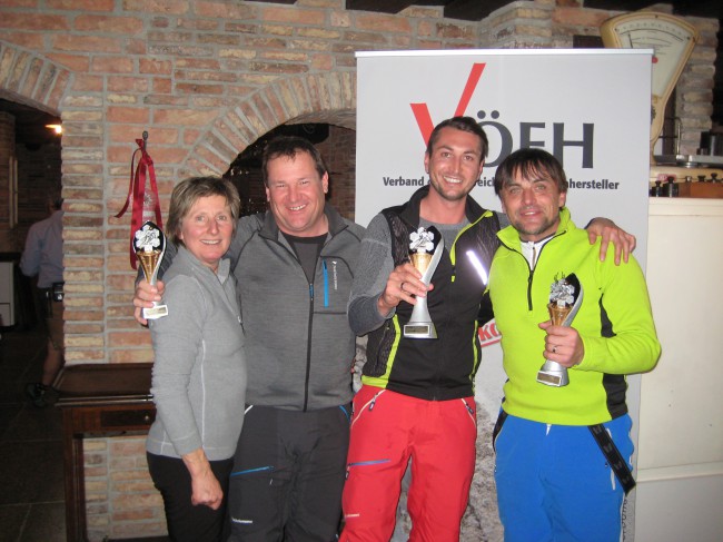Das Siegerpodest des 2. VÖEH Riesentorlaufs: 1. Platz Jürgen Seebacher, 2. Platz Werner Menneweger, 3. Platz Egon Steinacher. VÖEH-Obfrau Christa Pachler gratulierte herzlich.