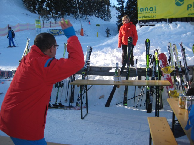 Das Dosenwerfen - aufgrund der Schneebeschaffenheit mit Tennisbällen - forderte die Treffsicherheit der Teilnehmer.